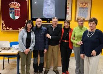 Alfredo Fuentes y la junta directiva de la Asociación de Jubilados de Cantimpalos / LOURDES MATARRANZ