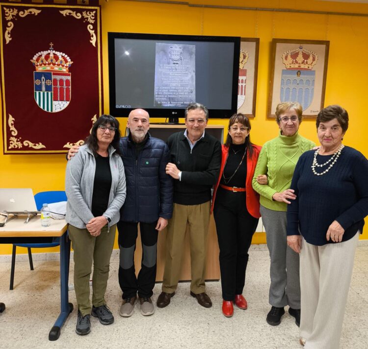 Alfredo Fuentes y la junta directiva de la Asociación de Jubilados de Cantimpalos / LOURDES MATARRANZ