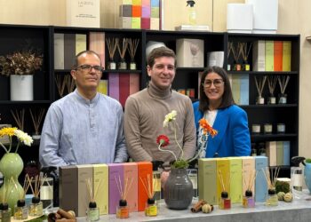 Instante de la firma de convenio de la ASPD con Seven Reeds./ASPD