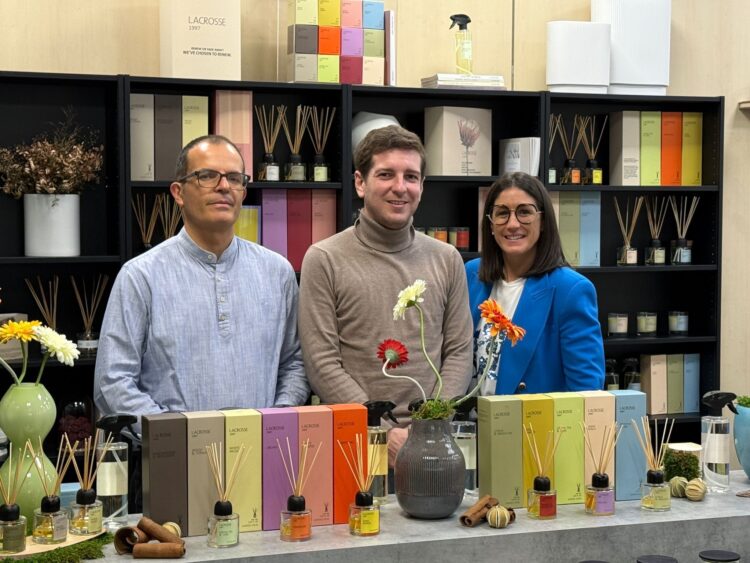 Instante de la firma de convenio de la ASPD con Seven Reeds./ASPD