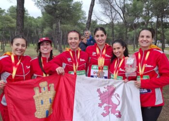 El equipo de Castilla y León en categoría absoluta femenina antes de la cita. /FETACYL