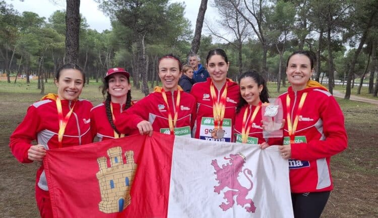 El equipo de Castilla y León en categoría absoluta femenina antes de la cita. /FETACYL