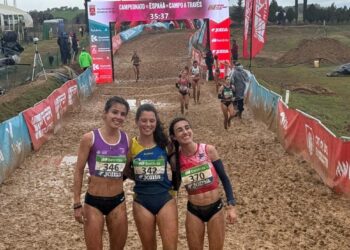 Claudia Corral posa como tercera clasificada en senior femenina durante la cita celebrada en Córdoba./FETACYL