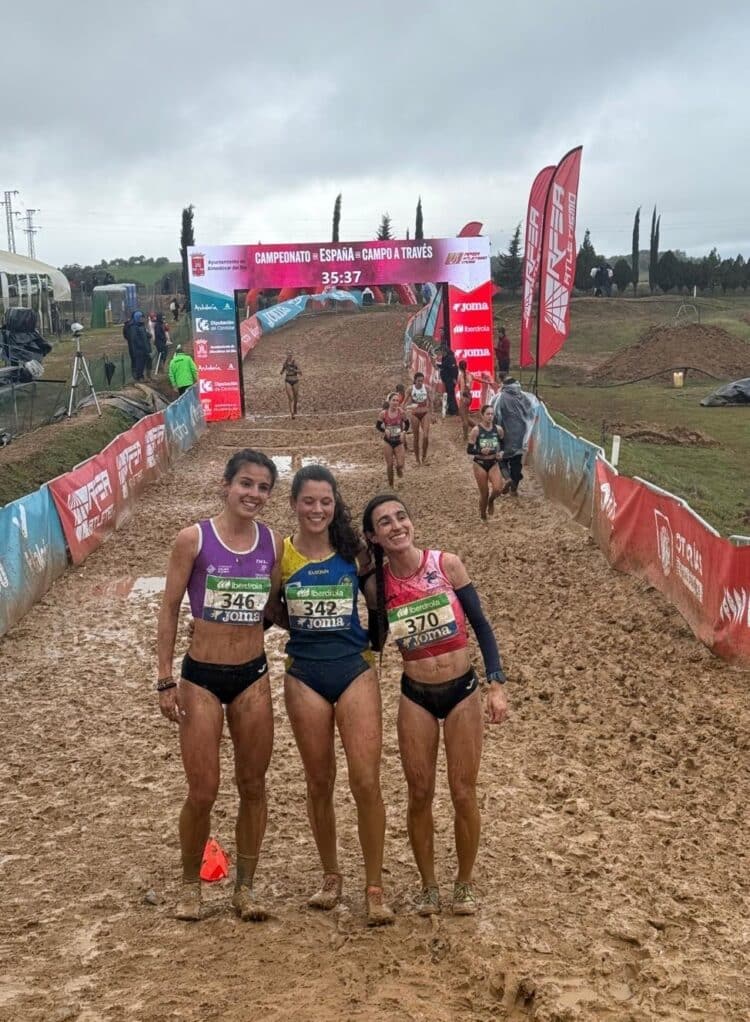 Segovia brilla en el Cross Nacional de Córdoba 1 Claudia Corral posa como tercera clasificada en senior femenina durante la cita celebrada en Córdoba./FETACYL