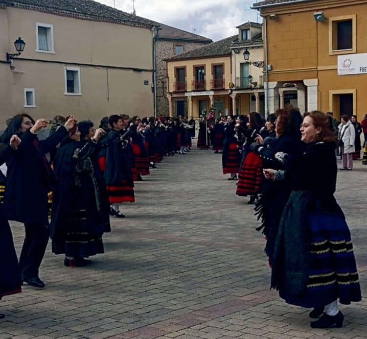 Más de 130 mujeres componen el grupo de aguederas de Fuentepelayo.