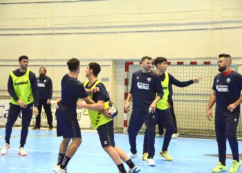 El Balonmano Nava durante un entrenamiento de la presente temporada./AMADOR MARUGÁN