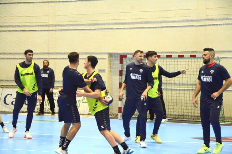 El BM Nava vuelve a escena 1 El Balonmano Nava durante un entrenamiento de la presente temporada./AMADOR MARUGÁN