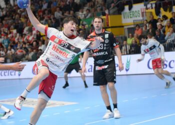 Pablo Herranz busca el lanzamiento en un partido entre BM Nava y Ademar León./AMADOR MARUGÁN