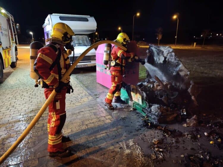 Bomberos de la Diputación sofocan el incendio de los contenedores.. Diputación