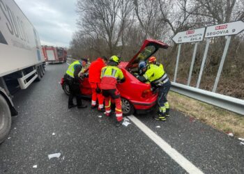 Los bomberos tratan de liberar a una de las víctimas del accidente en el cruce de Madrona. / Diputación