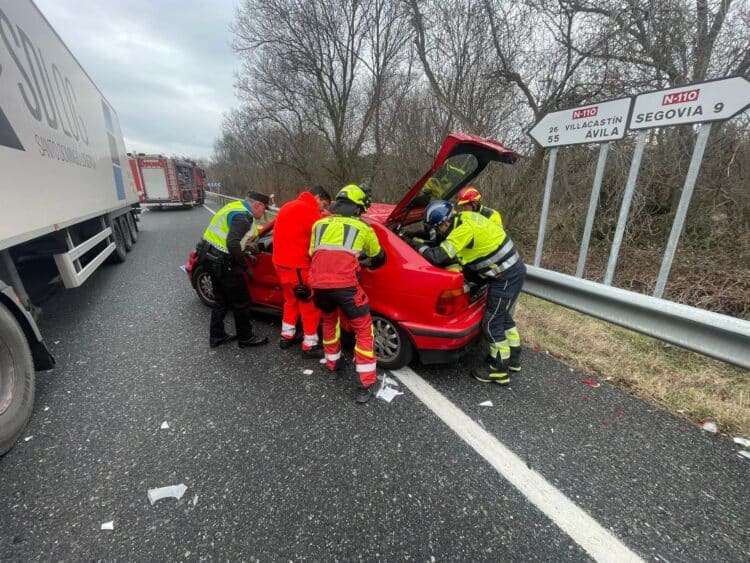 Bomberos del Ayuntamiento y Diputación, unidos en un rescate 1 Los bomberos tratan de liberar a una de las víctimas del accidente en el cruce de Madrona. / Diputación