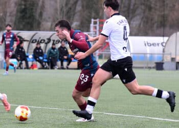 Diego Campo conduce la pelota durante un instante del encuentro entre Segoviana y Burgos Promesas celebrado en Castañares./J.MARTÍN-G. SEGOVIANA