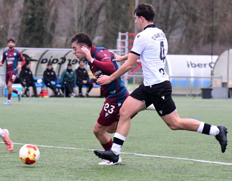 Diego Campo conduce la pelota durante un instante del encuentro entre Segoviana y Burgos Promesas celebrado en Castañares./J.MARTÍN-G. SEGOVIANA