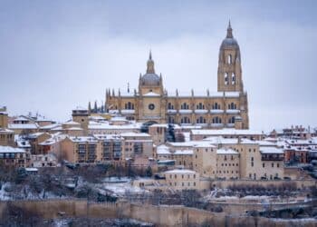 La Catedral se levanta imponente también con la presencia de la nieve. / Héctor Criado