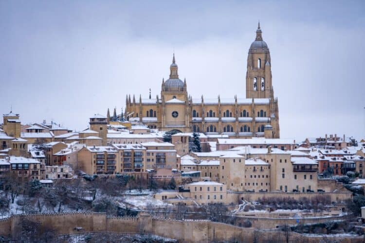 La Catedral se levanta imponente también con la presencia de la nieve. / Héctor Criado