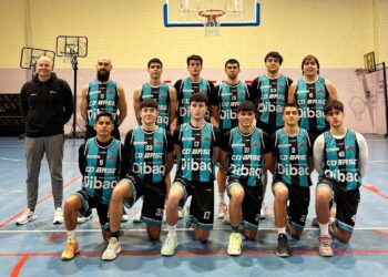 La plantilla del equipo segoviano antes del encuentro frente a la UVA./DIBAQ CD BASE