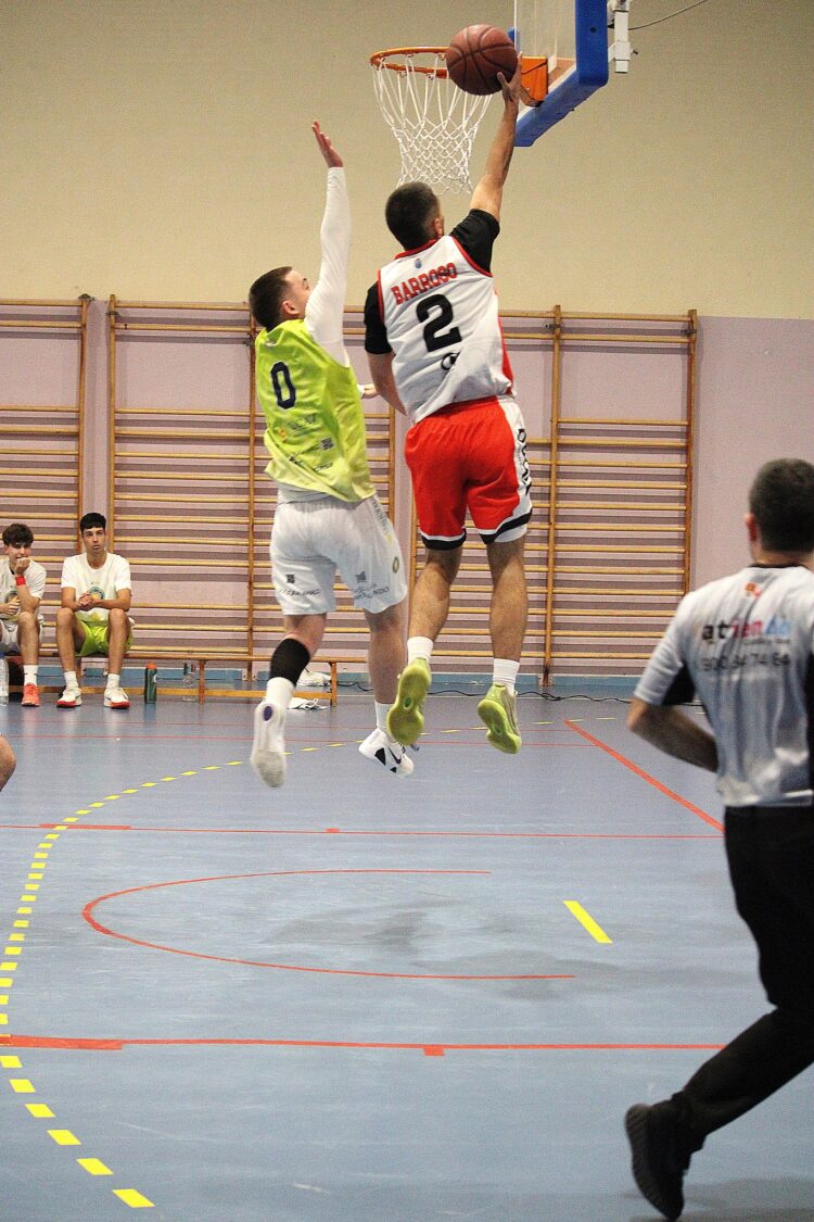 Un jugador del equipo segoviano busca la canasta en un partido./CD BASE