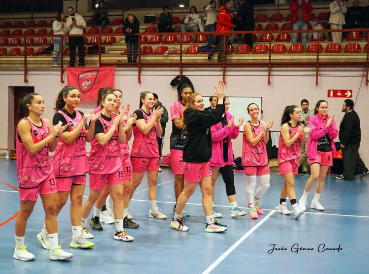 Las jugadoras del equipo segoviano agradecen el apoyo de la afición tras un encuentro. /JESÚS GÓMEZ