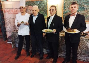 El equipo del Restaurante La Matita , con su mentor Primitivo Martín, muestra algunas de las especialidades que conforman la carta de las jornadas de caza. / E.A.