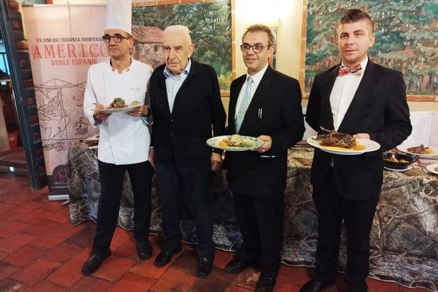 El equipo del Restaurante La Matita , con su mentor Primitivo Martín, muestra algunas de las especialidades que conforman la carta de las jornadas de caza. / E.A.