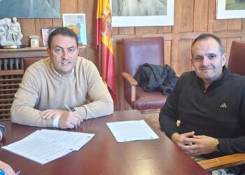 Firma de los convenios de colaboración con las asociaciones de comerciantes y empresarios de El Espinar y San Rafael / REDES SOCIALES AYTO. DE EL ESPINAR