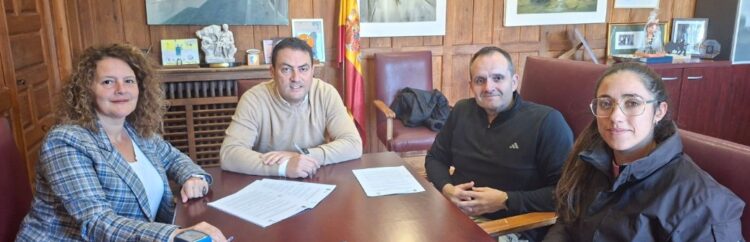 Firma de los convenios de colaboración con las asociaciones de comerciantes y empresarios de El Espinar y San Rafael / REDES SOCIALES AYTO. DE EL ESPINAR
