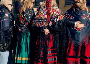 Los espectaculares trajes de las aguederas se dejarán ver estos días por Castillejo de Mesleón. / Ayuntamiento de Castillejo