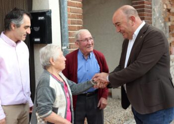 El presidente de la Diputación, Miguel Ángel de Vicente, en una de las visitas del programa. / Diputación de Segovia