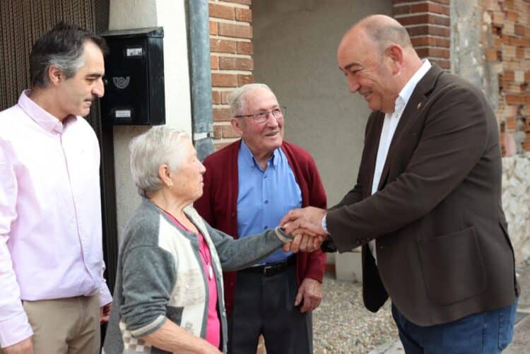 El presidente de la Diputación, Miguel Ángel de Vicente, en una de las visitas del programa. / Diputación de Segovia