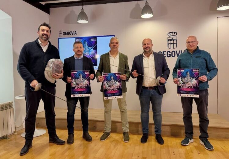 Foto de familia durante la presentación del Circuito Europeo Cadete Individual y Equipos ‘XI Ciudad Segovia’ celebrada en la Casa de la Lectura-Biblioteca Municipal./AYUNTAMIENTO
