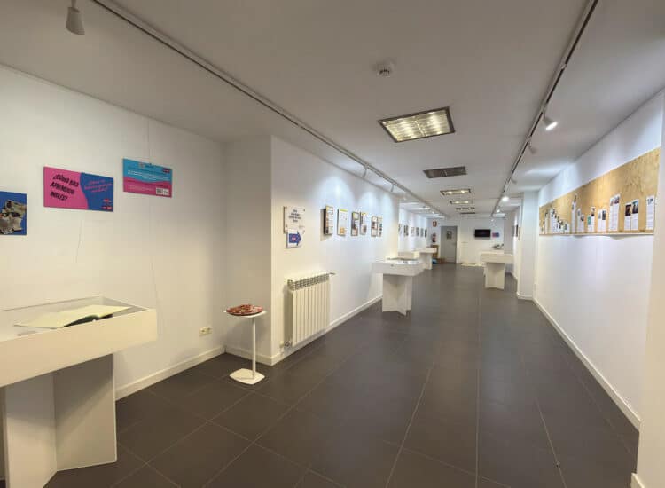 La UVa presenta en Segovia la exposición FLABX, un viaje visual por la historia de la enseñanza del inglés hasta la era de la inteligencia artificial 1 Exposición en la Biblioteca del Campus de la UVa María Zambrano en Segovia.