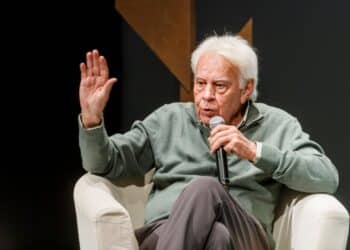 El expresidente, sobre el escenario del Teatro Juan Bravo de Segovia. /  NACHO VALVERDE / ICAL