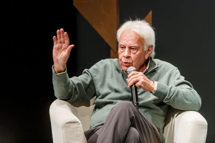 El expresidente, sobre el escenario del Teatro Juan Bravo de Segovia. /  NACHO VALVERDE / ICAL