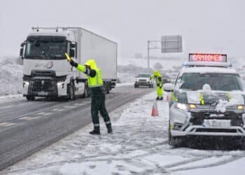 La Guardia Civil reabre la circulación para los vehículos pesados después del bloqueo en numerosos puntos de Castilla y León. EFE