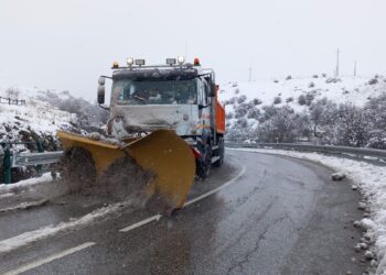 Un camión quitanieves de la Diputación segoviana trabaja en una carretera de la provincia. / Diputación de Segovia