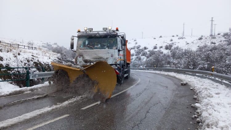 Un camión quitanieves de la Diputación segoviana trabaja en una carretera de la provincia. / Diputación de Segovia