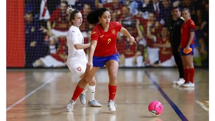 Alba del Carmen conduce la pelota en el duelo con España sub-21./RFEF