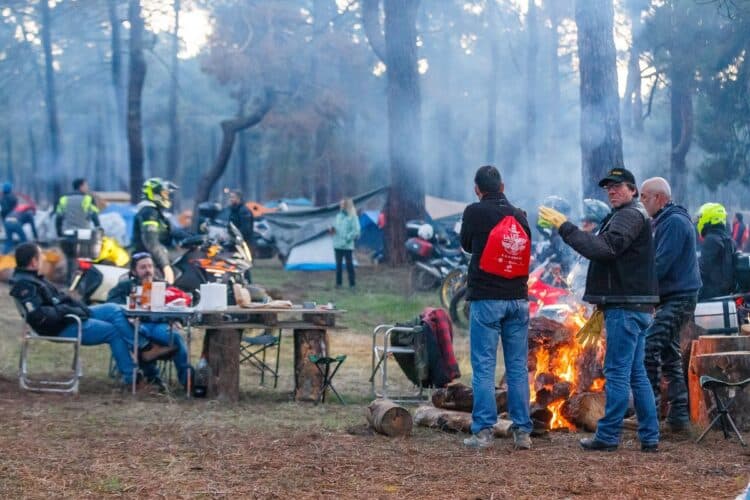 ‘La Leyenda’, donde la moto se convierte en familia 1 Grupo de participantes en la concentración motorista ‘La Leyenda’ en Cantalejo / ICAL