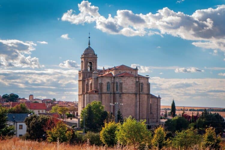 Villacastín, una sorpresa inesperada en el cruce de caminos de la historia 1 La gran protagonista del turismo en Villacastín es la iglesia de San Sebastián. / Ayuntamiento de Villacastín