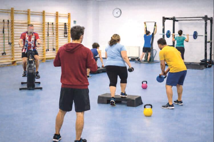 La Universidad de Valladolid impulsa la práctica física como medicina preventiva entre sus trabajadores 1 Unidad de ejercicio con varias personas practicando diferentes ejercicios.