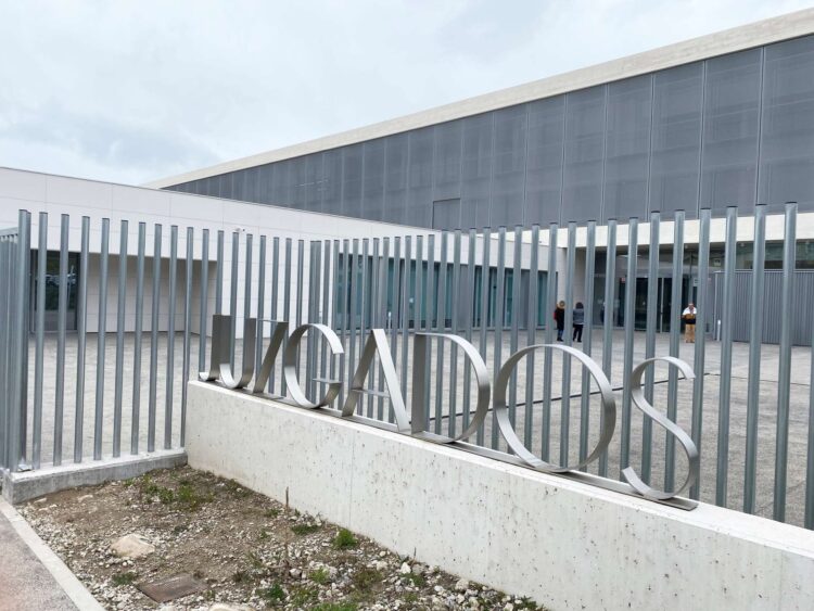 Cuatro años de cárcel por apropiarse de los fondos de una comunidad 1 Edificio de los juzgados situado en el barrio de Nueva Segovia./ A.M.