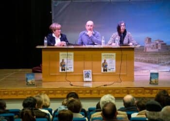 Presentación del libro de Santiago Rincón en ‘Los Caños’, de Carbonero El Mayor. / Héctor Criado