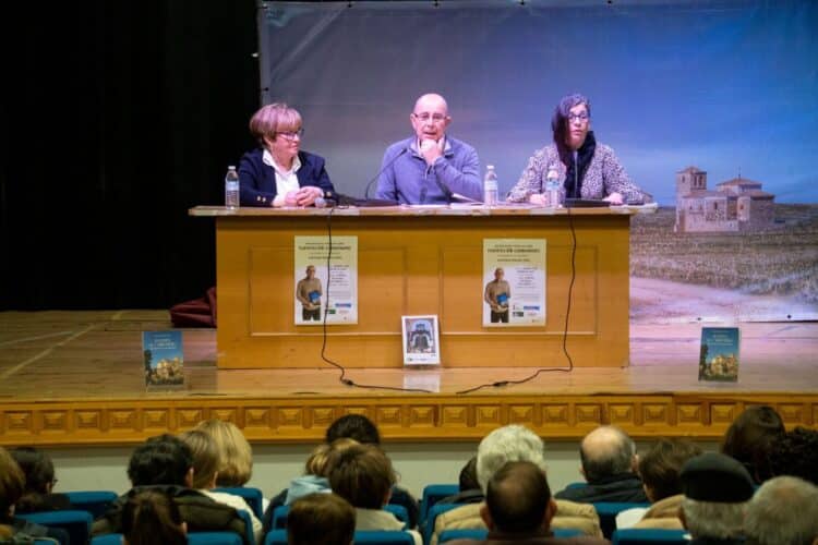 Presentación del libro de Santiago Rincón en ‘Los Caños’, de Carbonero El Mayor. / Héctor Criado