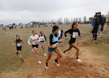 Marina Muñoz en el grupo de cabeza durante un instante del Cross Ciudad de Valladolid./FETACYL