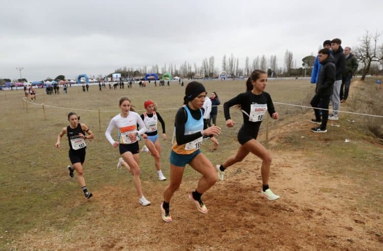 Marina Muñoz en el grupo de cabeza durante un instante del Cross Ciudad de Valladolid./FETACYL