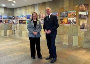 May Escobar y José Mazarías en la exposición de Ciudades Patrimonio.