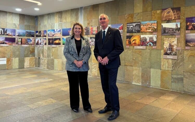 May Escobar y José Mazarías en la exposición de Ciudades Patrimonio.