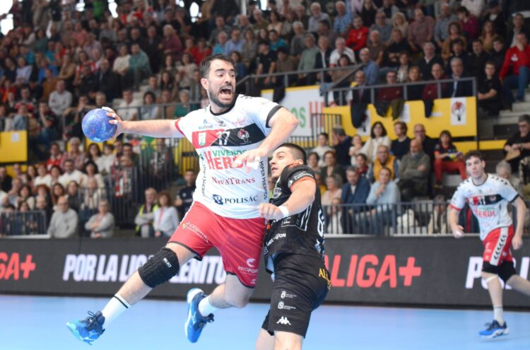 Carró en un instante de partido entre BM Nava y Ademar./AMADOR MARUGÁN