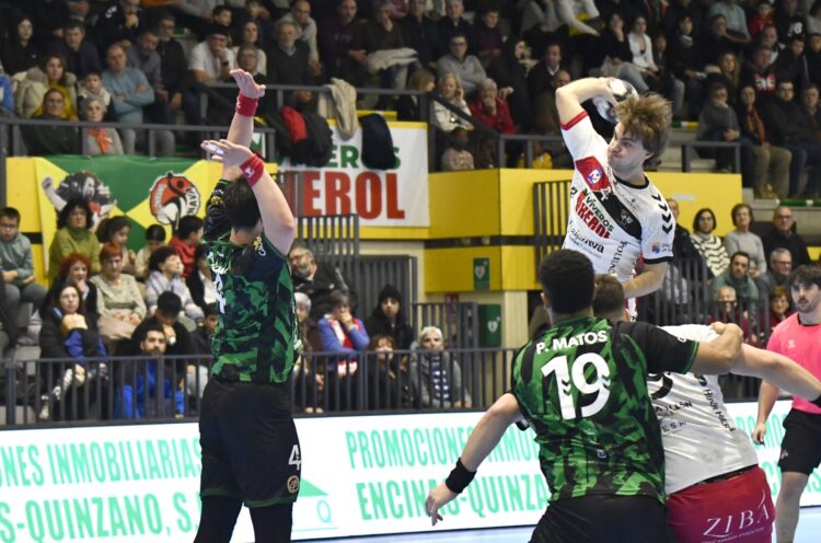 Brais en el amistoso entre BM Nava y REBI Cuenca./AMADOR MARUGÁN