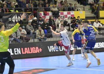 Josu Arzoz busca el lanzamiento en un instante del duelo entre BM Nava y Atlético Valladolid en el Guerreros Naveros./AMADOR MARUGÁN